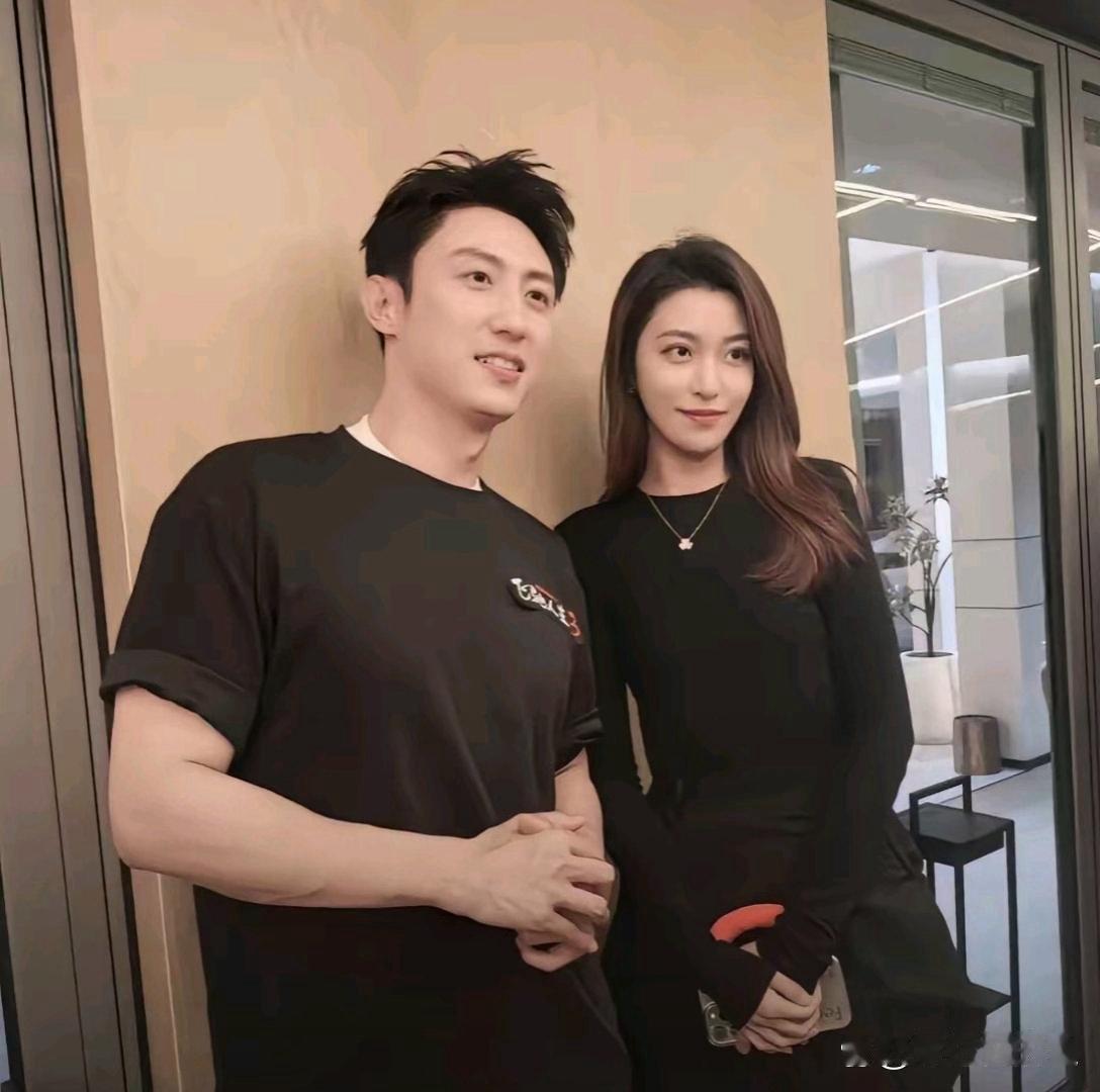 被黄景瑜身旁这位小姐姐惊艳到，长相清秀灵动，气质干净通透，颜值格外水灵耐看