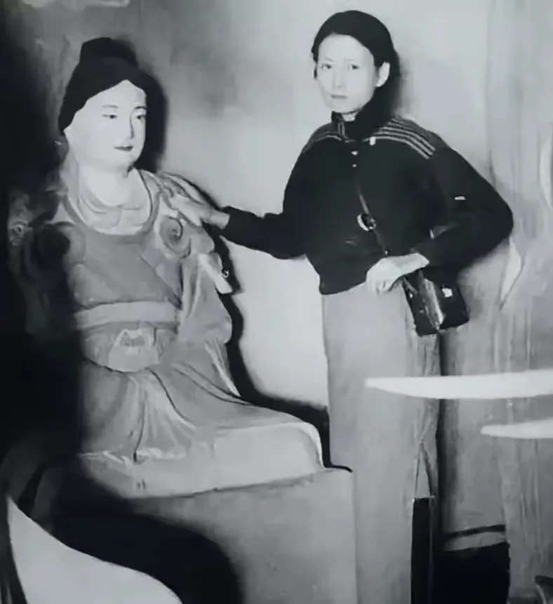 1937年6月，山西五台山，林徽因趴在佛光寺大殿的木梁上，借着手电筒的微光，一寸