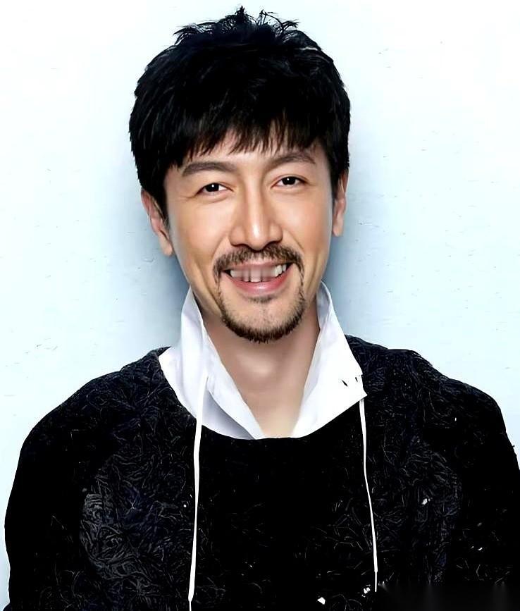 有个叫张鲁一的演员，据说有个怪癖。剧组杀青，所有人张罗着去庆功宴，导演、制片人挨