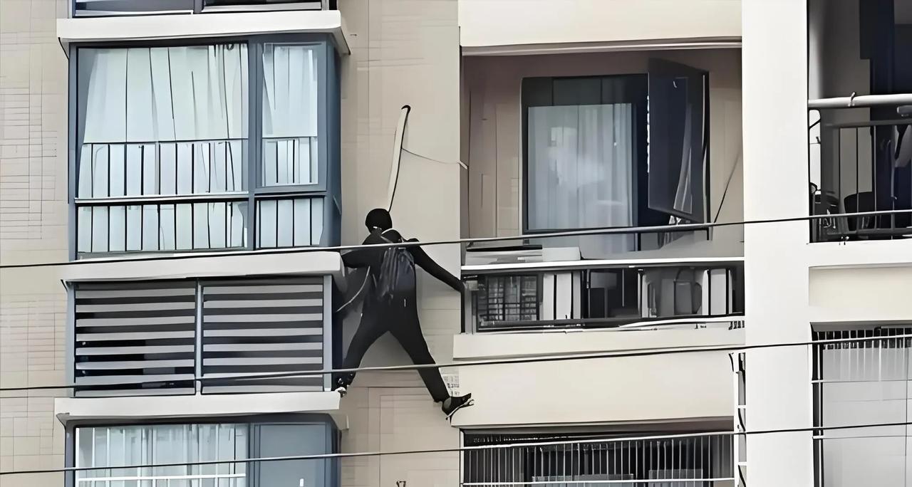 浙江绍兴，一男子发现，楼下房屋无人居住，他从阳台翻入，偷走了电视机2台，茶叶瓷器