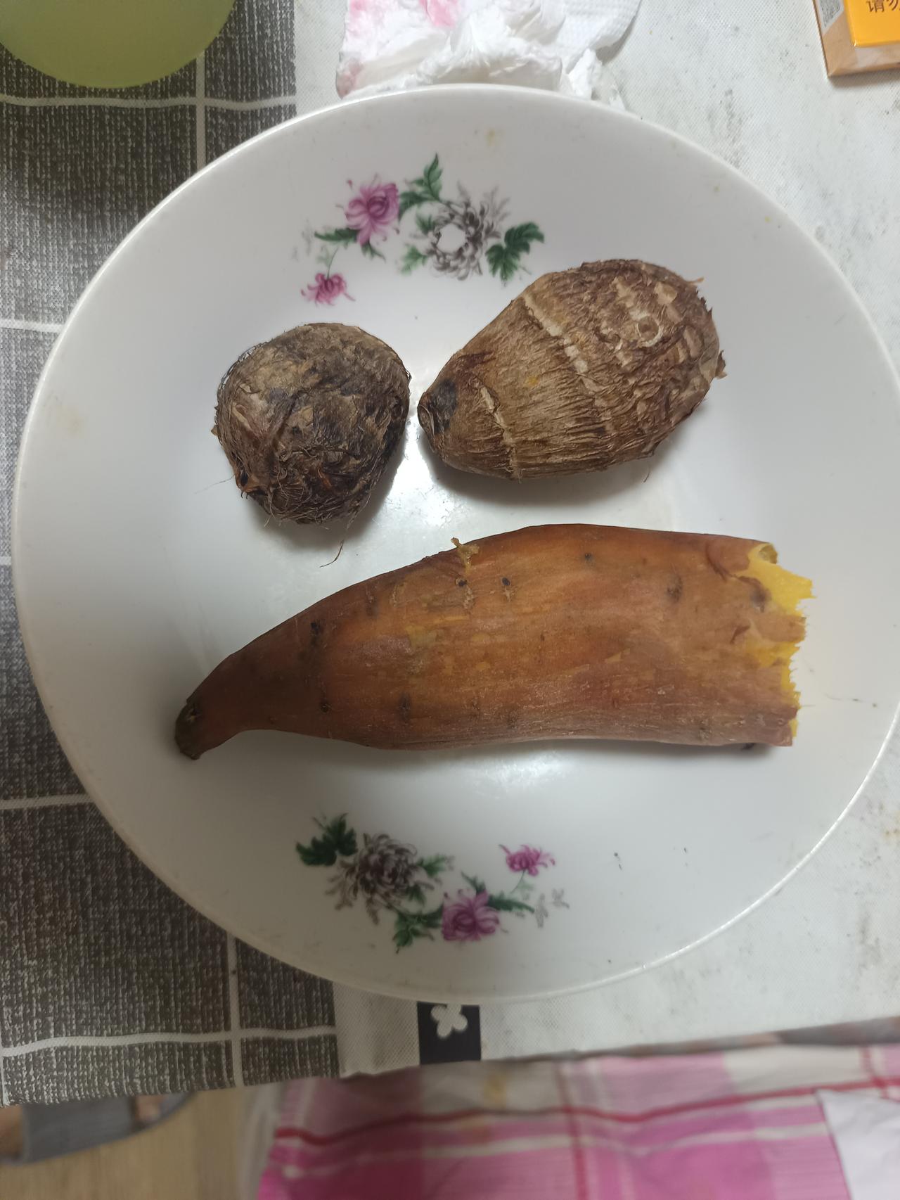 我家老人这四五天，出现个奇怪现象，就是特别能吃，吃完饭过两个小时左右就吵吵饿了。