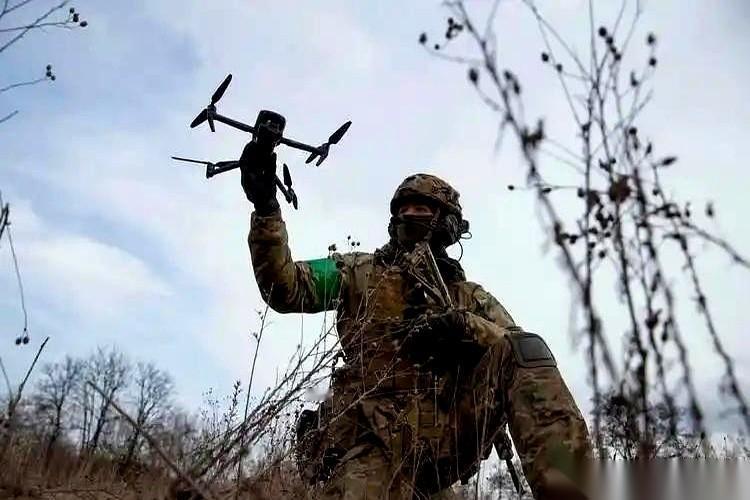 我跟你说，这事儿离谱到什么程度？就好比你开着辆坦克去碾一只兔子，结果那兔子突然