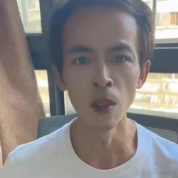 鸡排哥答应我别开美颜了好吗没了磨皮的下颌线超利落，连笑起来的法令纹都透着真实感