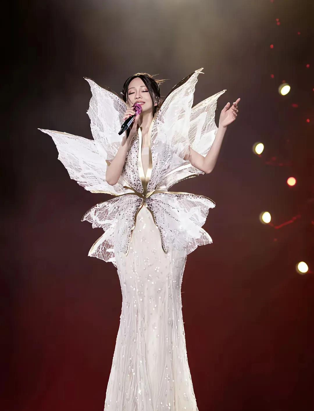 张韶涵的造型师究竟是何方神圣啊！怎么可以做到每套造型都那么适合她的，像个精灵一