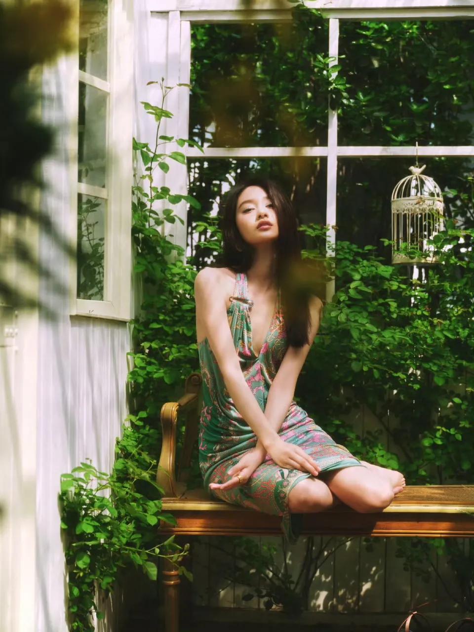 夏梦绿色印花长裙，挂脖深v勾勒迷人曲线，性感却不露俗