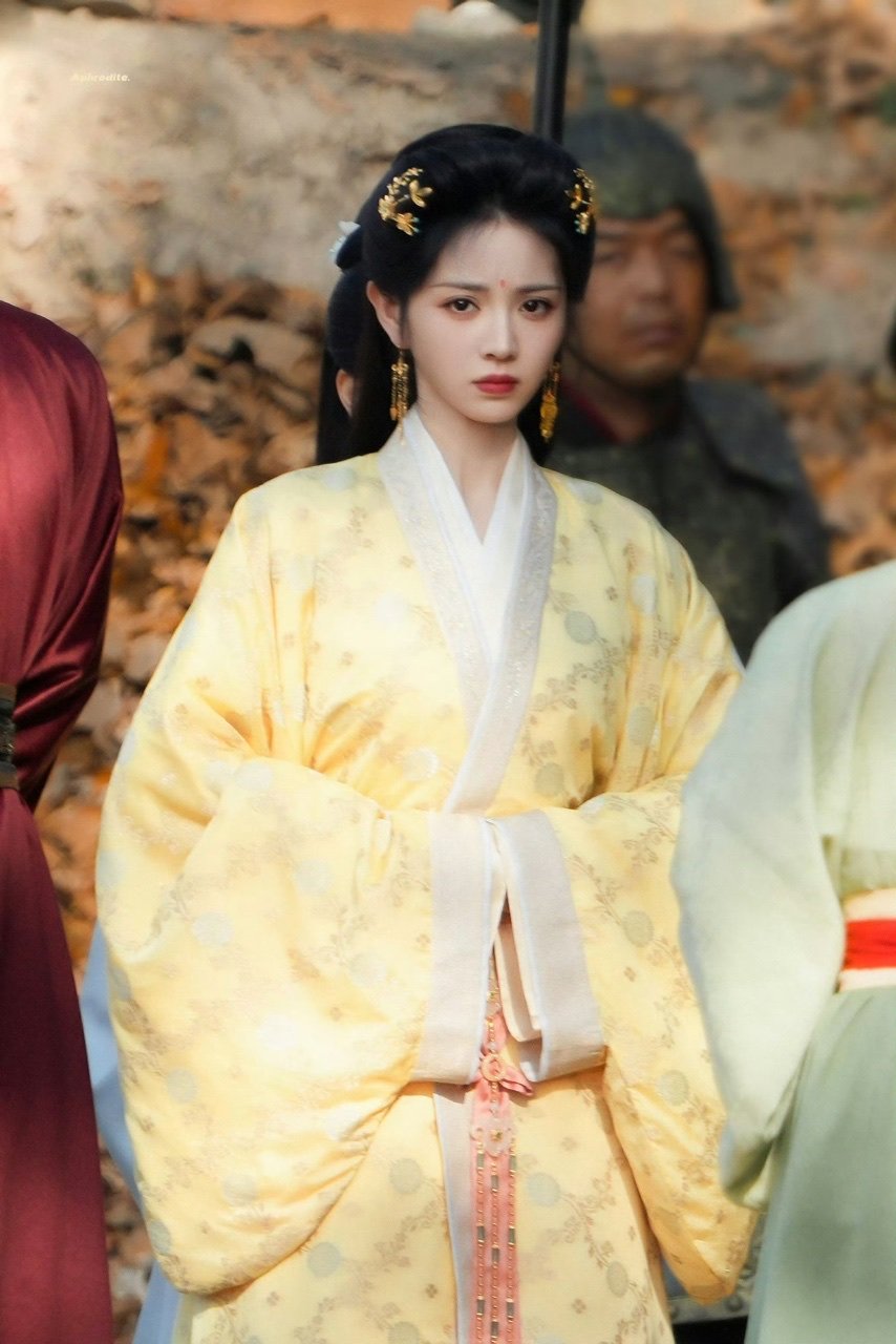 田曦薇破碎感溢出屏幕了虐麻了虐麻了！田曦薇《嫁金钗》破碎感溢出屏幕，光脚走路满身