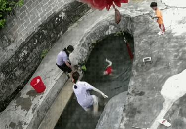 多少家长都栽在了“孩子就在身边”这个误区里！总觉得人贴身看着孩子，就不会出意外，