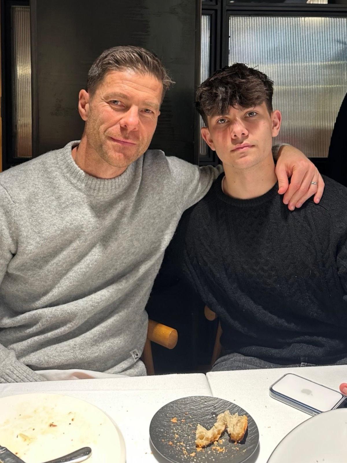 龙哥儿子还挺帅啊