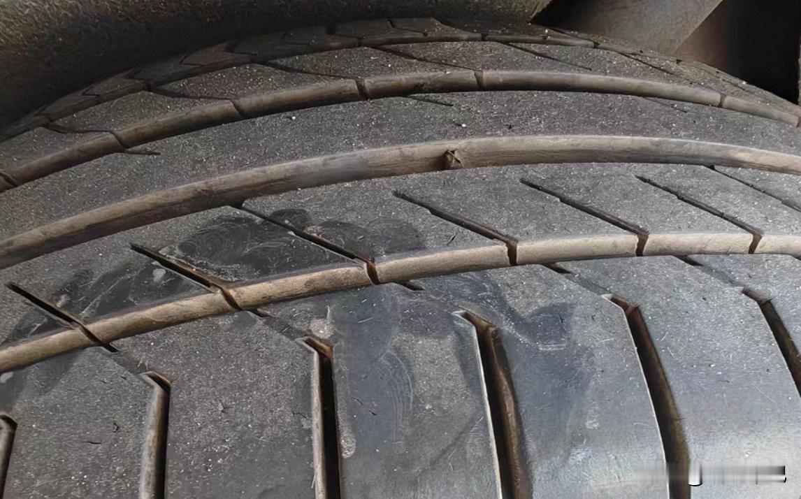 今天给大家说点实在的，汽车轮胎到底什么时候必须要换？记住这几点就可以了。第