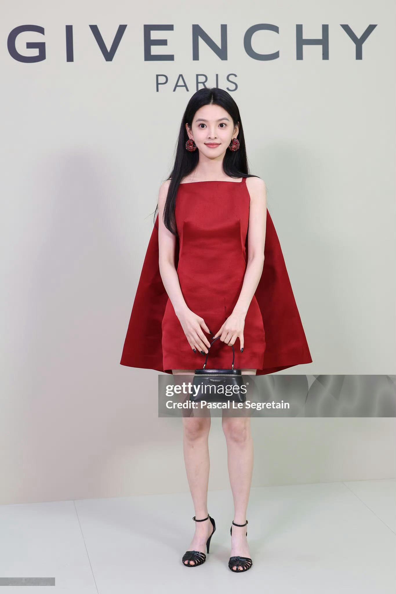 章若楠章若楠巴黎时装周生图妹妹的红闪耀巴黎​​​