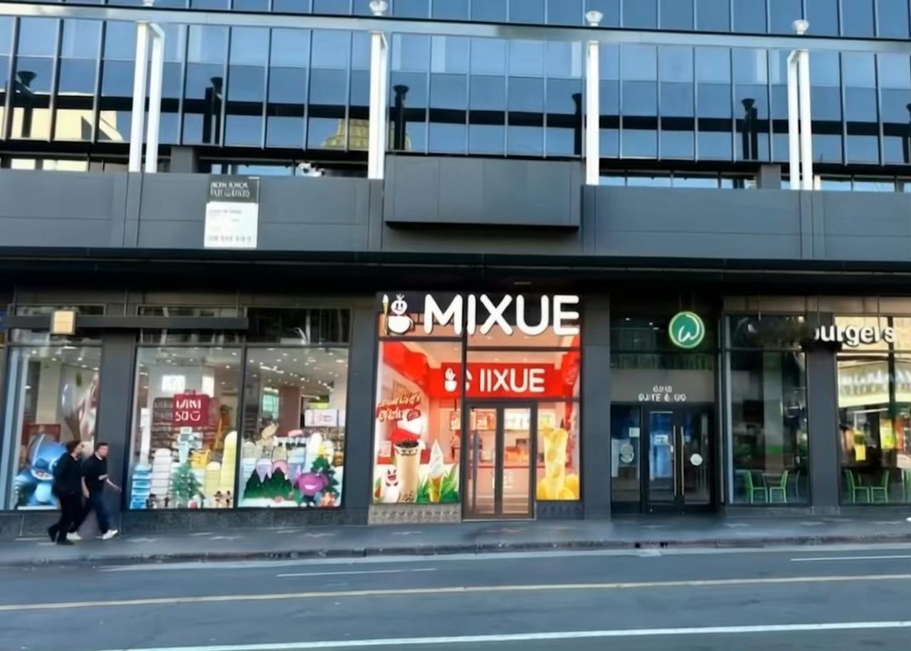 蜜雪冰城美国首店开业，看起来美元和人民币的真实购买力是1:2啊[思考]​