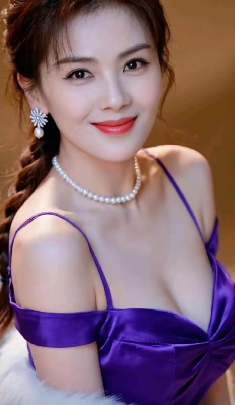 秀色可餐！真的觉得刘涛特别适合这种打扮，看起来一点都不低俗，反而透着性感和妩媚