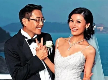 2008年，李嘉欣与许晋亨完成了一场世纪婚礼，这天恰巧是赌王何鸿燊87岁的生日，