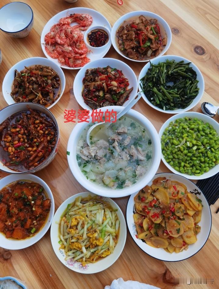 左边是婆婆做的，右边是妈妈做的，谁的厨艺更胜一筹？