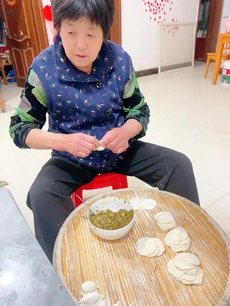 晚上正准备要睡觉，儿媳妇来电话说，妈，你睡了吗，我说，没有呢？儿媳妇说，我刚下班