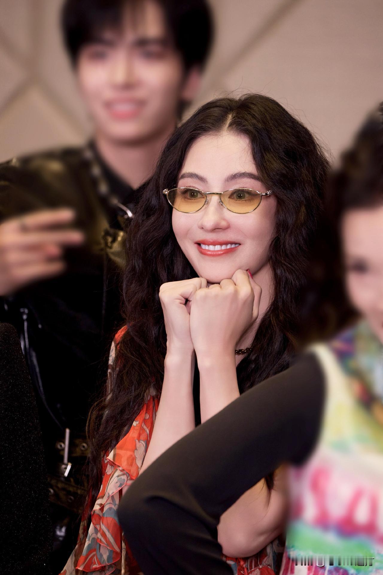 张柏芝身穿Etro2026春夏系列超季礼服出席一路繁花2发布会，港风波浪卷配超