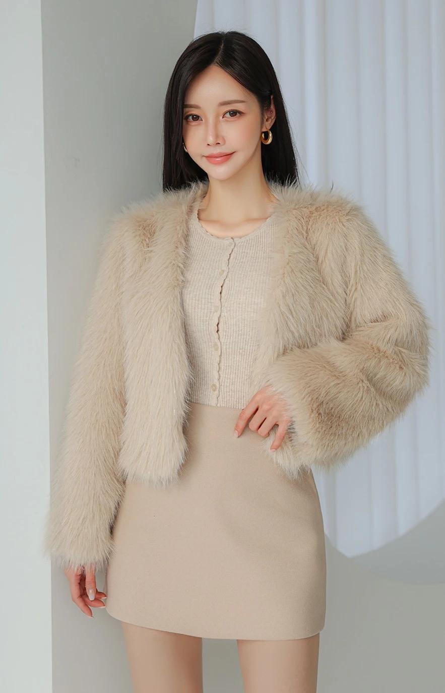 孙允珠这组温柔米色穿搭真的绝了！毛茸茸外套搭配高腰裙，甜美又时尚感直接拉满。之