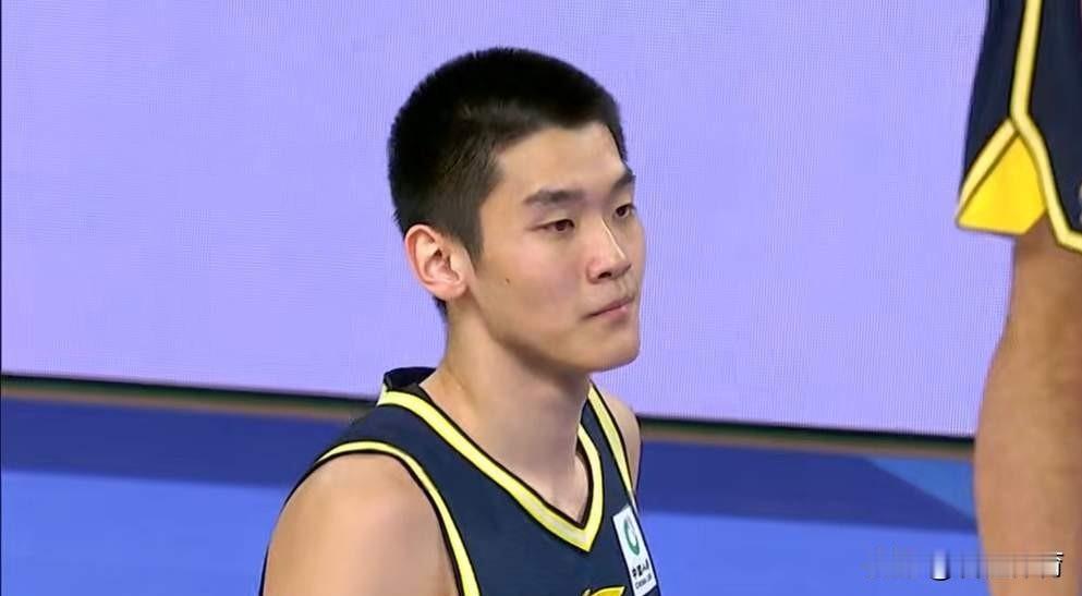 杜锋究竟喜不喜欢用年轻球员？徐昕在广东得不到上场时间，而一年级的王洪泽、陈家政，