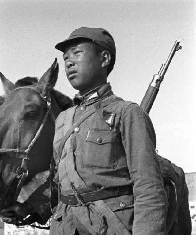 1943年，八路军战士刘振魁接到紧急任务，说是要护送一个小女孩去延安，他的父亲是
