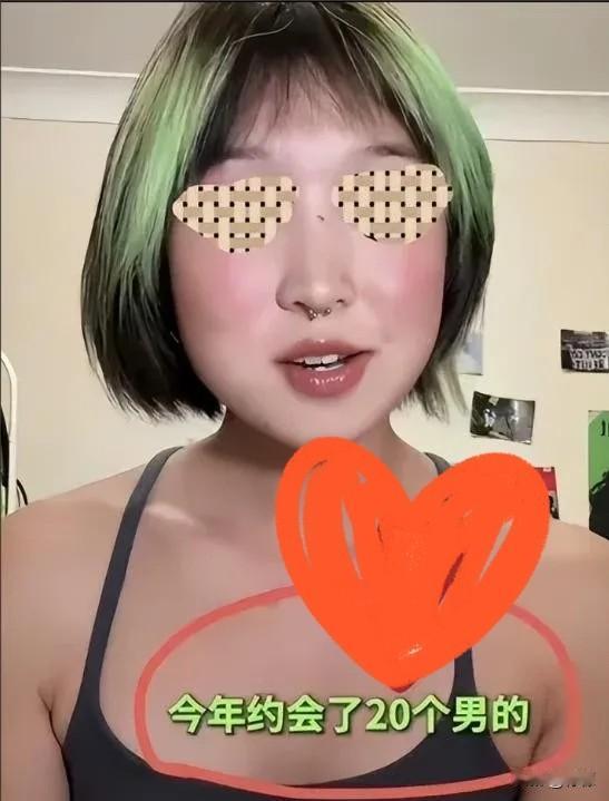 她爸在工地上扎钢筋，一天挣三百块。她妈在老家超市理货，一个月两千八。供她读完四