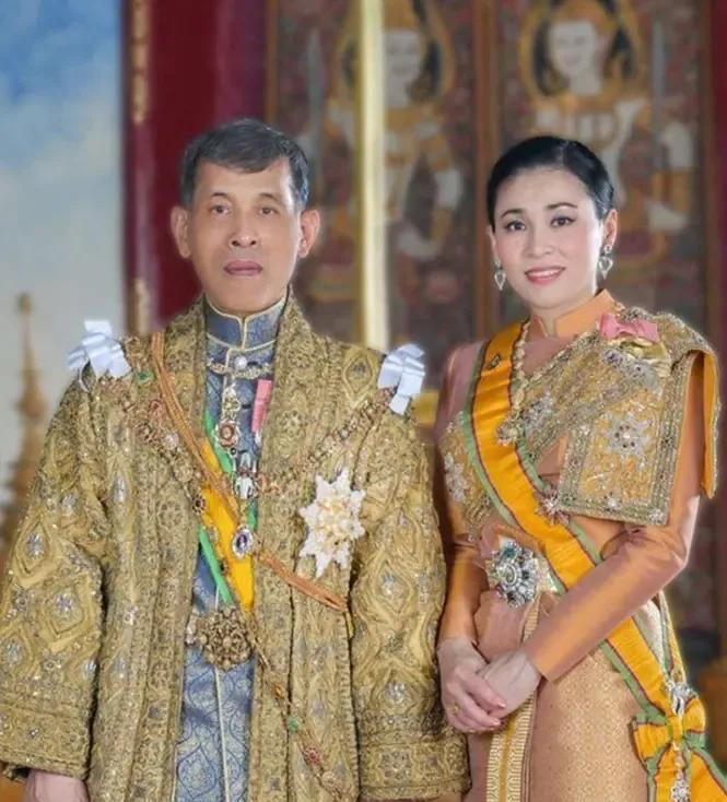 泰王王后苏提达真的太漂亮了，知书达礼、懂得尊重丈夫、顾全大局。她虽然不是原配，只