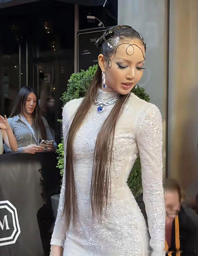 Lisa这头发看着都快掉光了，看来富豪圈也没那么好混。自从她和LV公子有了关系后