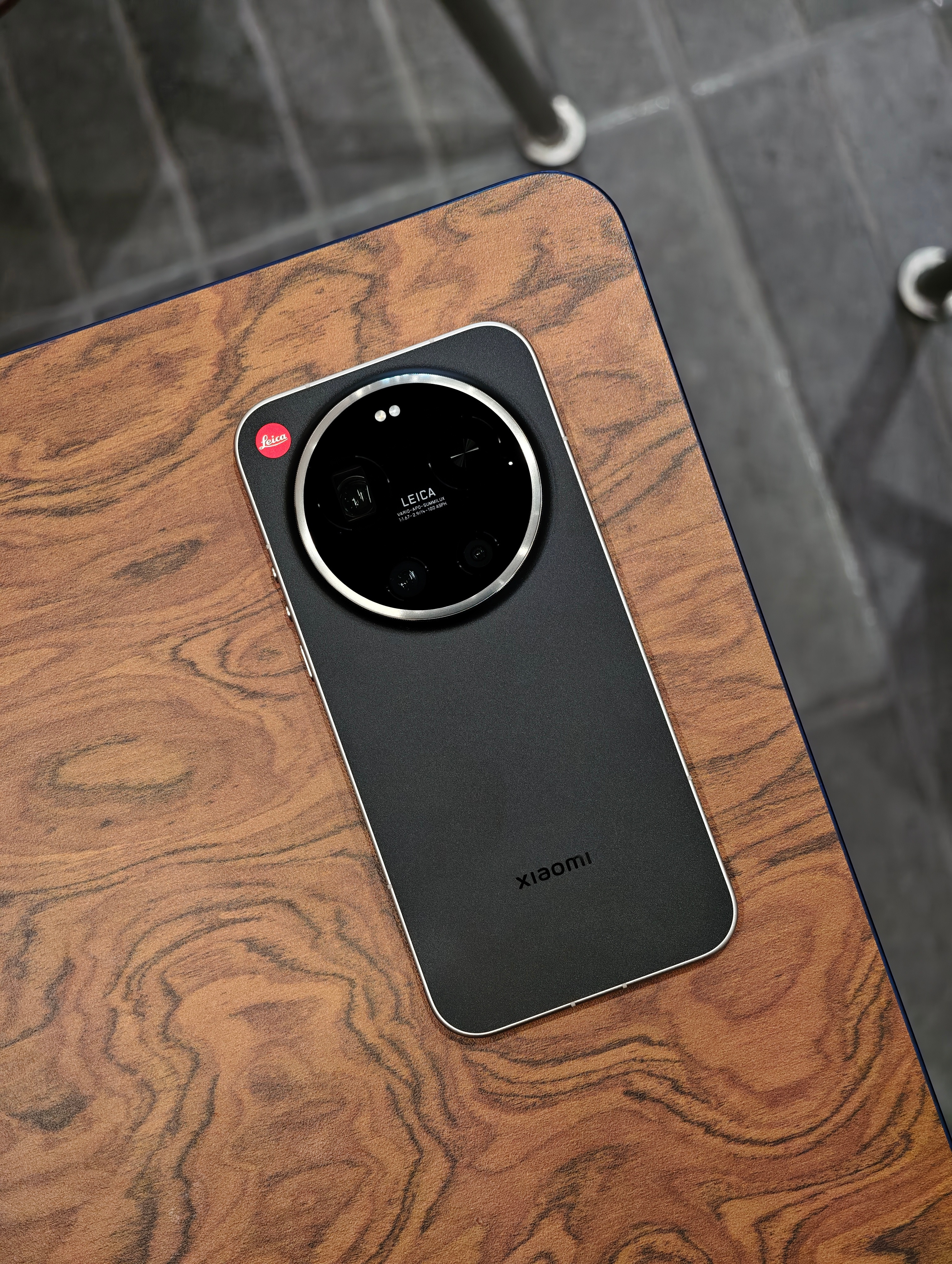 摸了摸朋友新买的小米17Ultra徕卡版黑银色这个黑银色确实更帅一些，比素