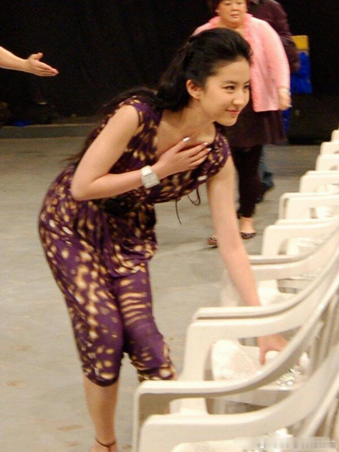 刘亦菲，她真的有好多丑衣服啊，全靠貌美