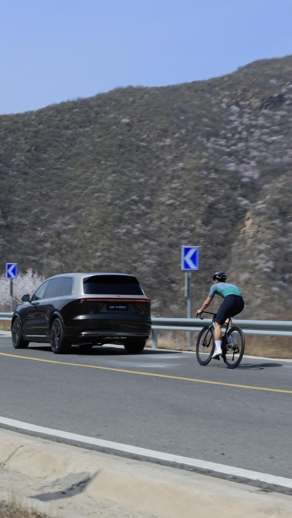 全新理想L9实车曝光刚刷到博主发的路跑视频，直接给我看精神了！这就是理想磨了四