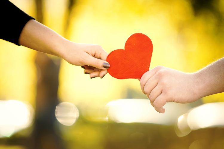 选择一个爱你的人吧，活的轻松点，人生就那么长，何必为难自己呢？如果原色一个你爱的