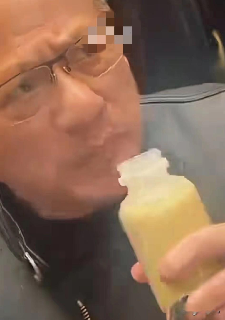 黄仁勋被灌北京豆汁，面露菜色，冒出一句中文:什么东西啊??！黄仁勋真的在北京