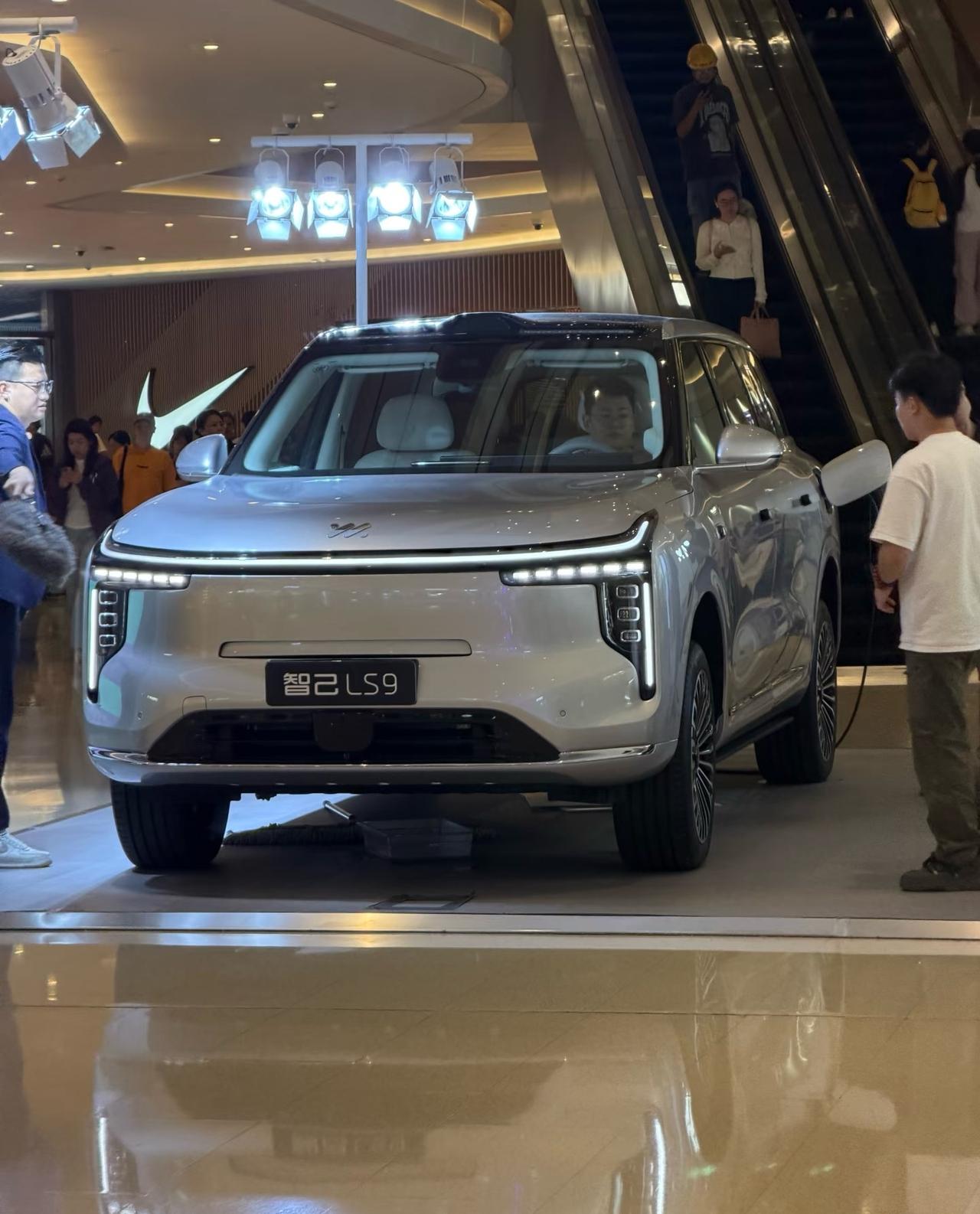 智己LS9！硬件大点赞，内饰不错，座椅很舒服特别是那个按摩，外观一般，软件有