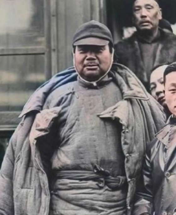 1927年，冯玉祥应蒋介石之邀到徐州谈军务，这是在徐州火车站被摄像师抓拍到的一幕