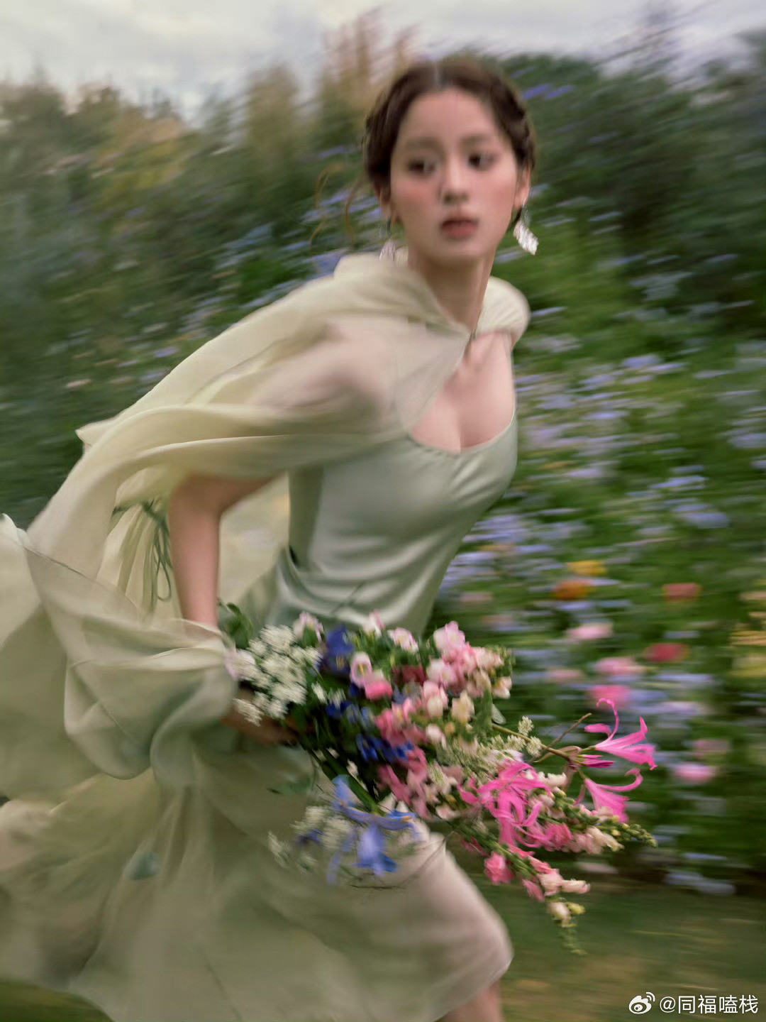 天呢欧阳娜娜今天完全就是花仙子💐花丛中奔跑这下美的我心颤、怼脸更是大片级别的