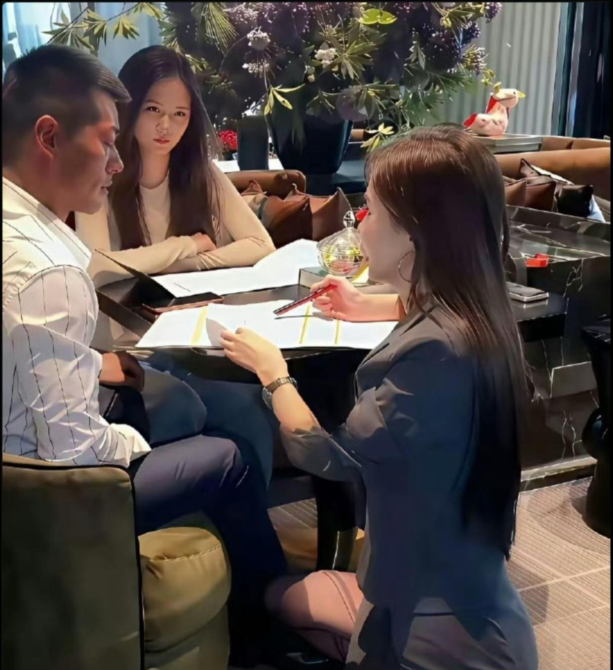 这个眼神男人已经死了800次了，我敢保证这单肯定签不了🤣