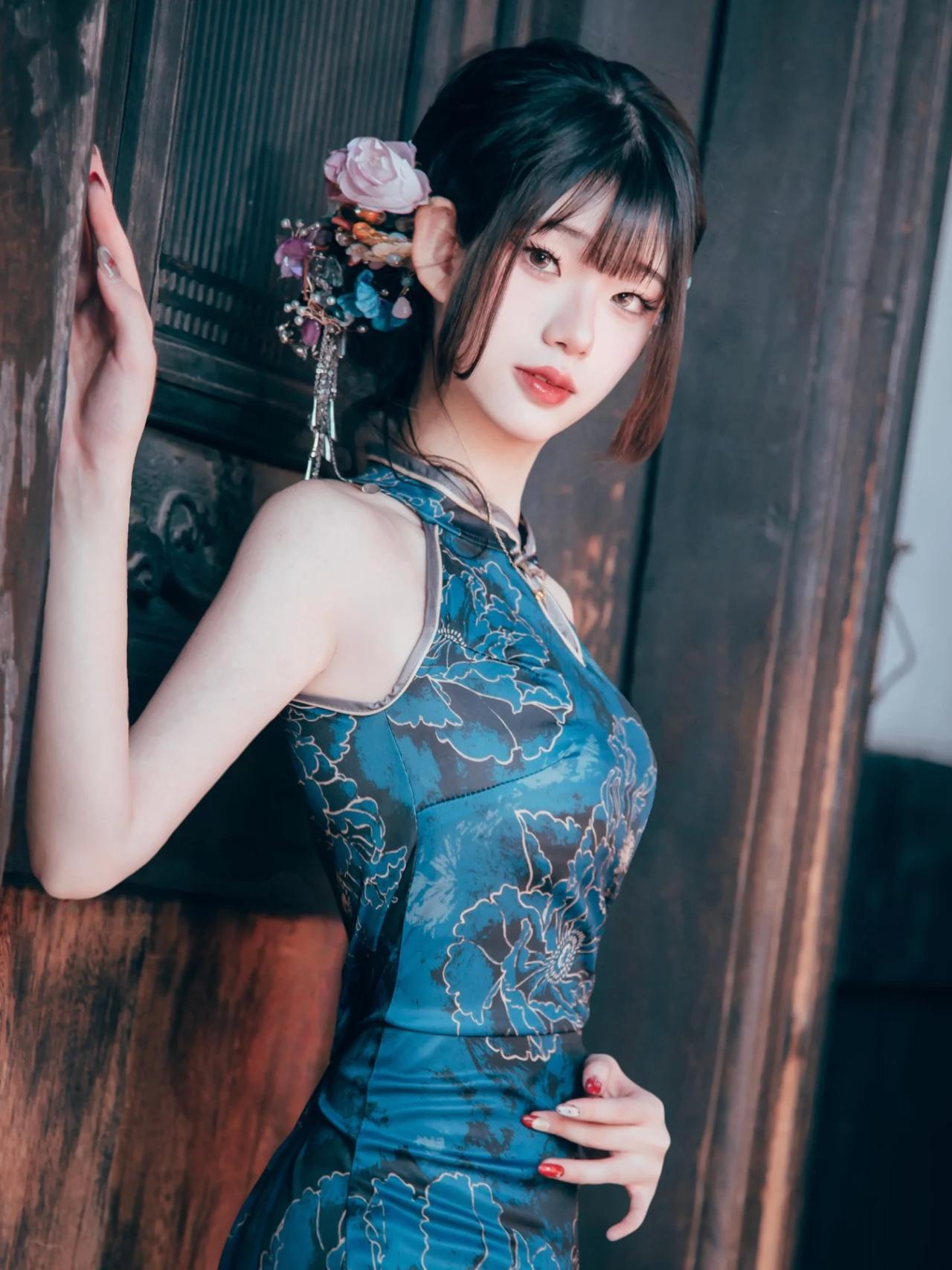 复古旗袍少女，优雅气质，花饰点缀，古典韵味十足。旗袍风服饰怎样穿搭知性又显身材