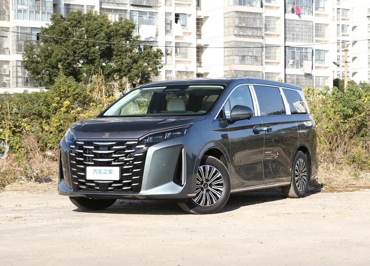 比亚迪夏家用七座车实际体验比亚迪夏作为一款面向家庭使用的七座MPV，整体设