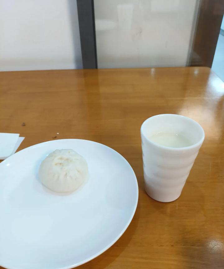 和一个体制内的朋友聊天，说起公务员的工作内容，他给出了一个我没有想到的答案。朋
