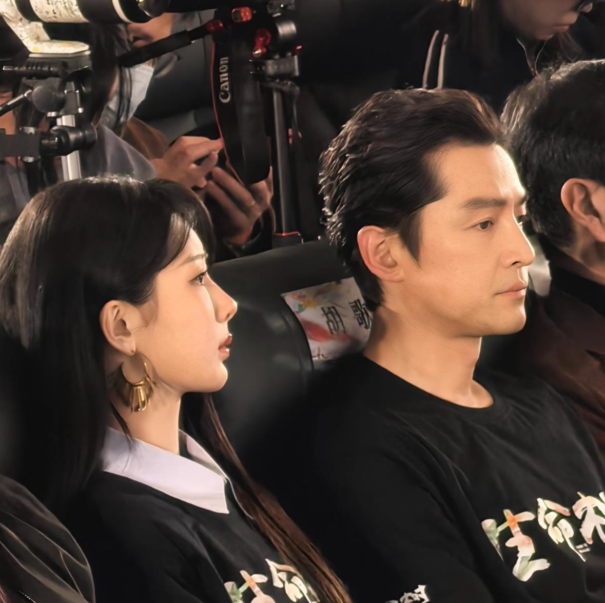 胡歌子女现状女儿小茉莉，现在已经满2岁，平时是黄曦宁在带，胡歌很注重对女儿得陪