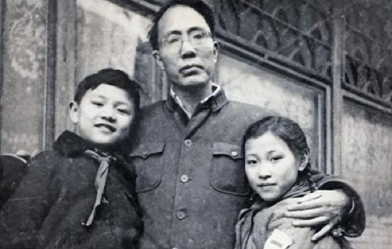 他的资历、军级不低，军衔不高，参军晚同级多年，拿笔杆子十几年“1948年10月