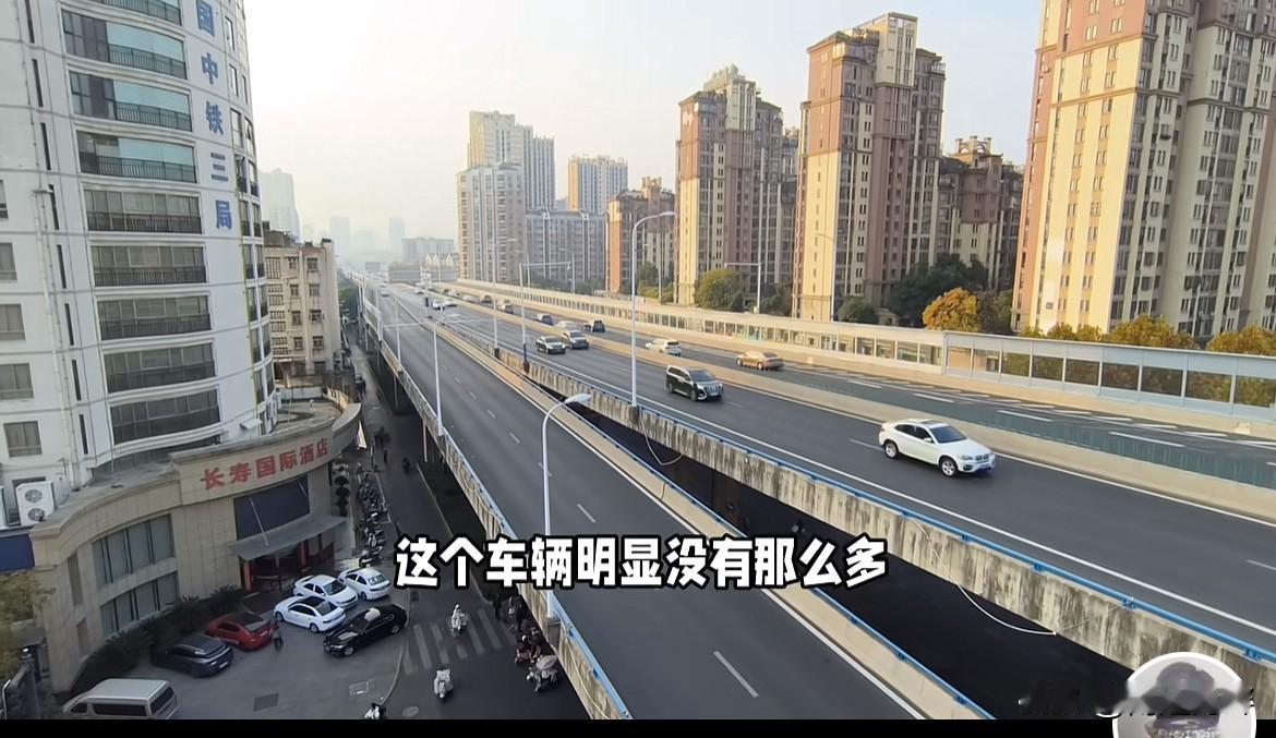 合肥阜阳北路高架，正常工作日八点半，早高峰已然过去。看到一位博主所拍画面，不禁