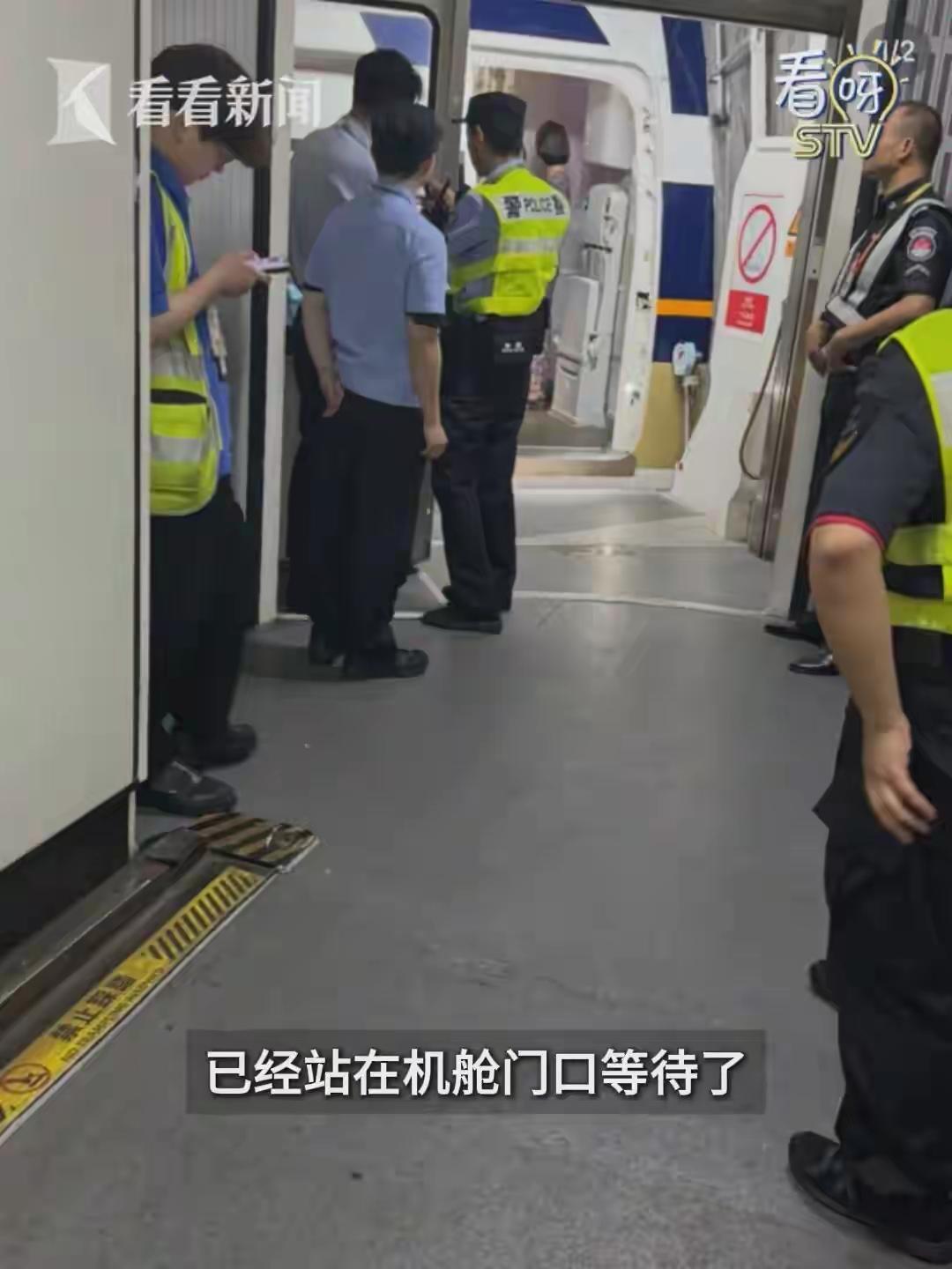 “丢人丢到天上去了”新加坡飞上海航班，一乘客在厕所做出危险行为，味道蔓延到机舱。