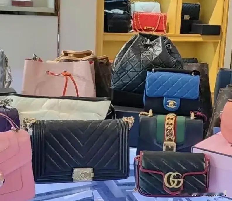 湖南长沙，女子发现自己总价值13万的名牌包包、手表在家中不翼而飞，就在女子准备报