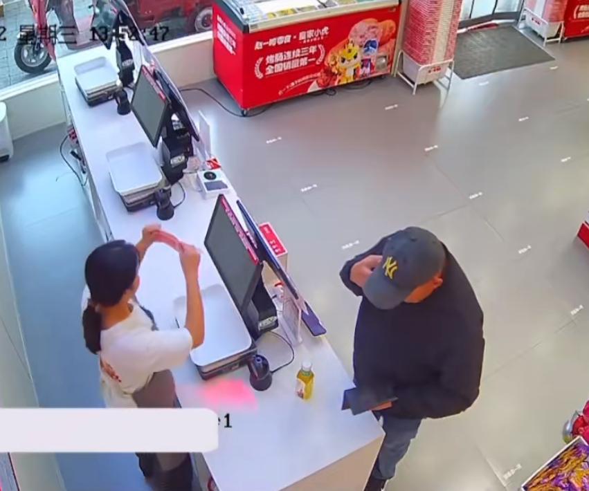 监控拍下零食店顾客的诈骗伎俩，收银员倒大霉，一天白干了。这个戴着帽子的中年男，估