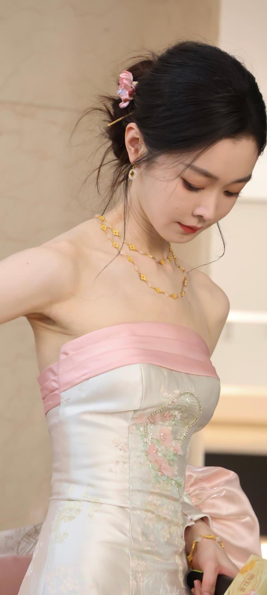 宋轶的这组照片好瘦呀，但是很美