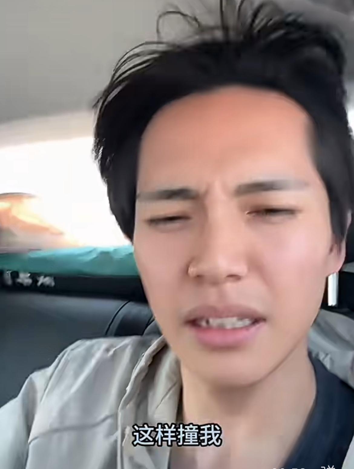 日本博主在上海碰到日本撞人族这个会中文的日本博主，用中文在车上拍视频吐槽遇上了