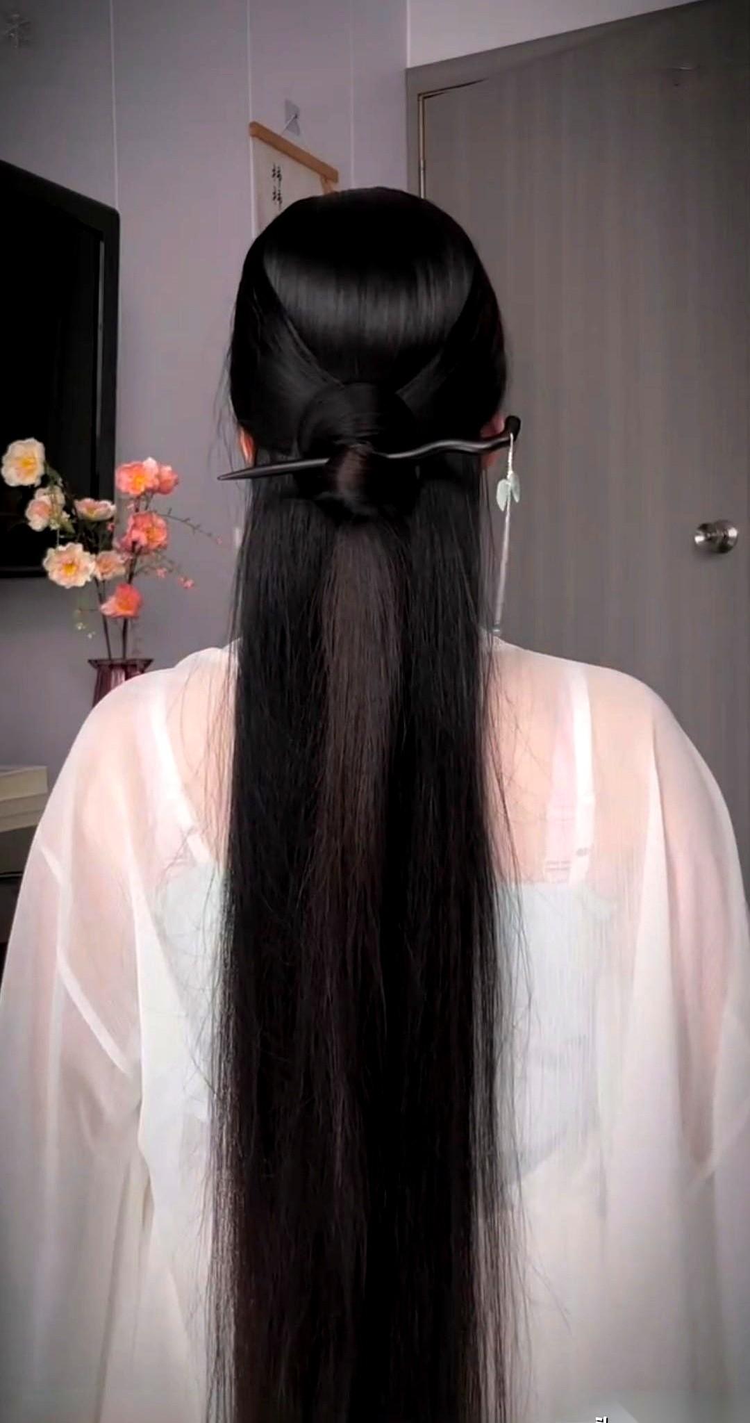 你知道女人在什么时候，会突然想把头发一丝不苟地盘起来吗？不是为了什么复古，也不