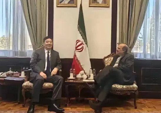 这是24年我们与伊朗会谈场景，现场没有我国国旗，甚至伊朗人还翘了个“二郎腿”