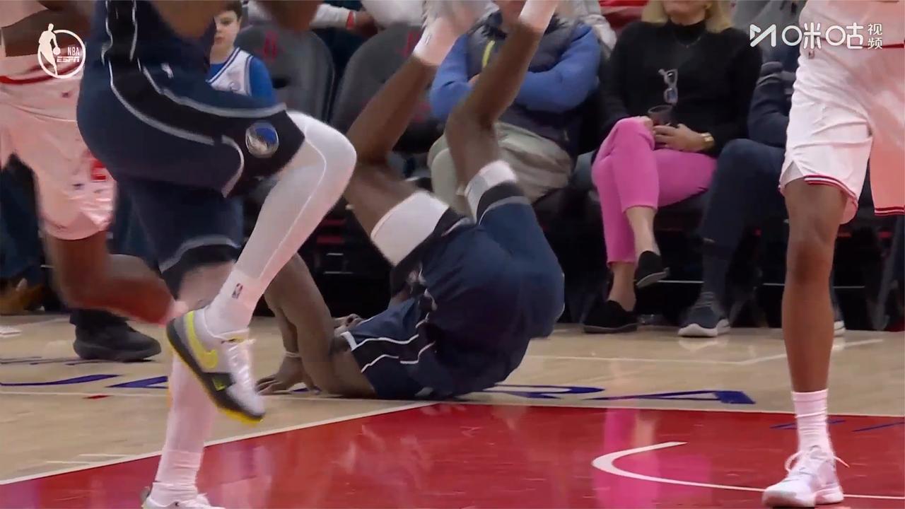 独行侠2米11球员西塞倒地后鲤鱼打挺引热议