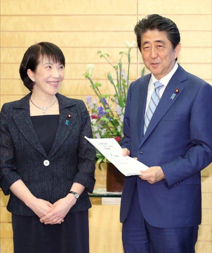 一个64岁的绝经老女人竟然得到了3大派系的支持，麻生太郎、岸田派系、安倍晋三……